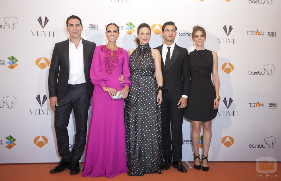 Reparto de 'Galerías Velvet' en la premiere en el FesTVal de Vitoria