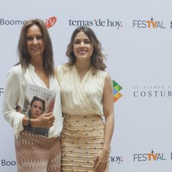 La escritora María Dueñas con Adriana Ugarte en la presentación de 'El tiempo entre costuras'