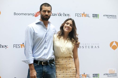 La pareja de 'El tiempo entre costuras' en el FesTVal