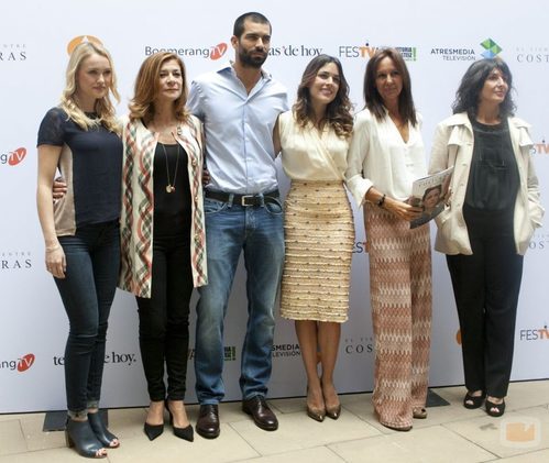 María Dueñas y Sonia Martínez, directora de ficción de Atresmedia, junto al reparto de 'El tiempo entre costuras'