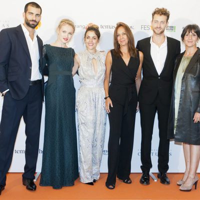 Los protagonistas y la directora de 'El tiempo entre costuras' en el FesTVal de Vitoria 2013