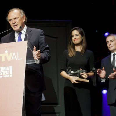 Pedro Piqueras recibe el premio del FesTVal 2013 a 'Informativos Telecinco'