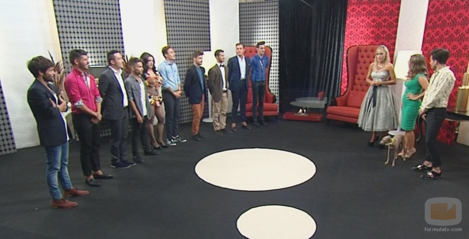 Roi observa junto a su madre a sus pretendientes