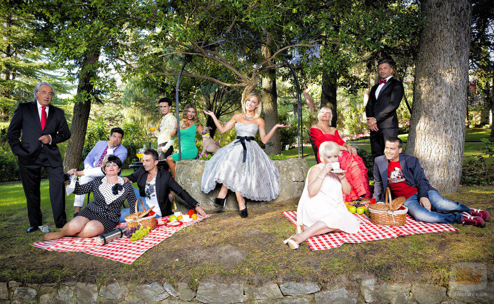 Luján Argüelles con los participantes de la tercera edición de '¿Quién quiere casarse con mi hijo?'