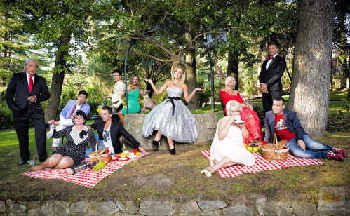 Luján Argüelles con los participantes de la tercera edición de '¿Quién quiere casarse con mi hijo?'