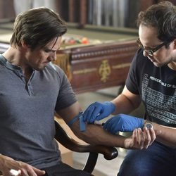 Jay Ryan junto a Austin Basis en el capítulo 21 de 'Bella y Bestia'