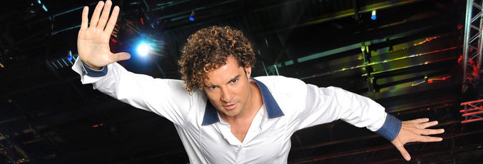 David Bisbal volando hacia el pulsador en 'La Voz 2'