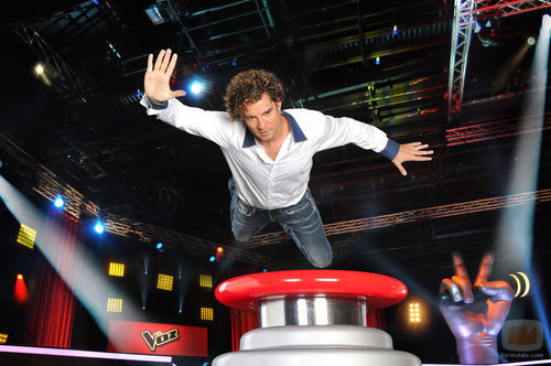 David Bisbal volando hacia el pulsador en 'La Voz 2'