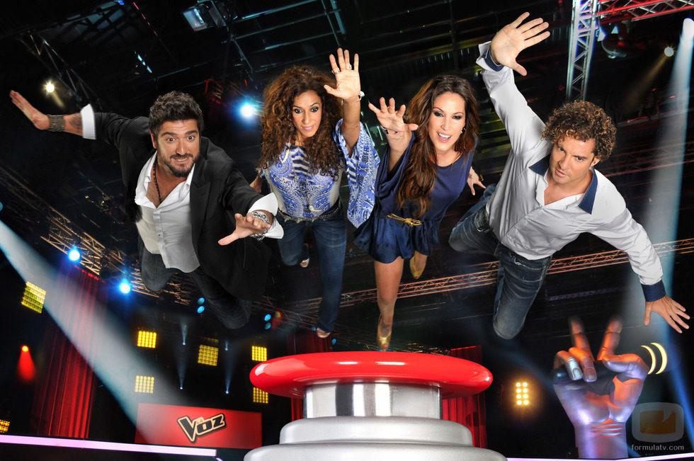 Los coaches de 'La Voz 2' luchan por ser el primero en darle al pulsador