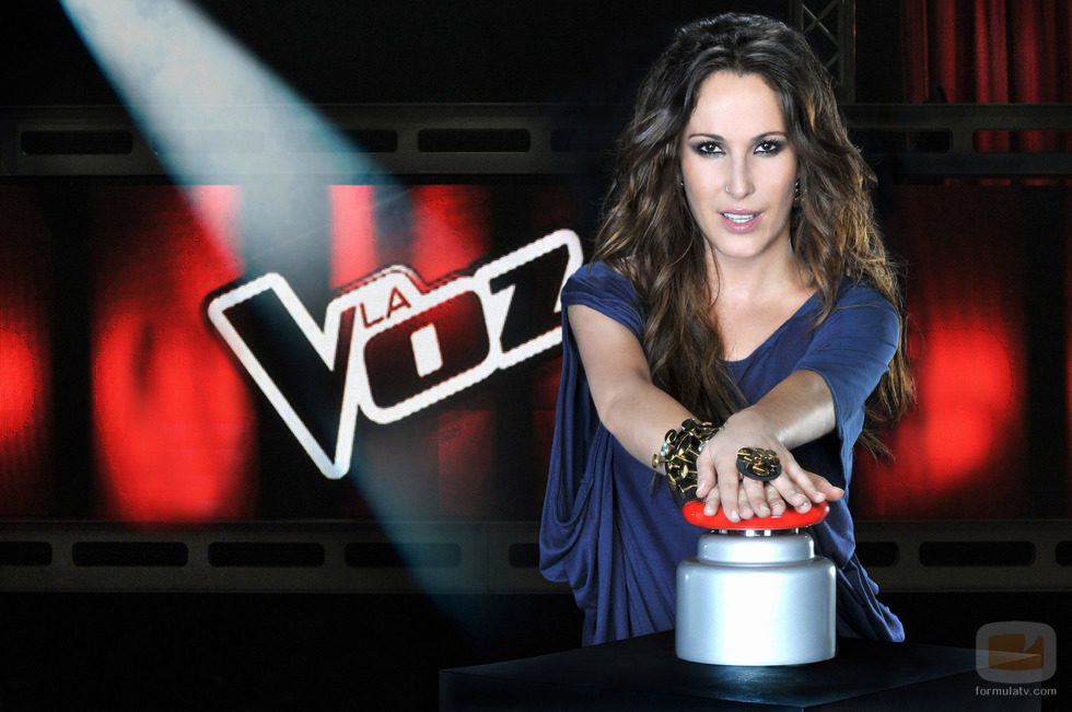 Malú con el pulsador de la segunda edición de 'La Voz'