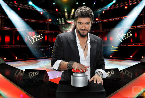 Antonio Orozco con el pulsador de la segunda edición de 'La Voz'