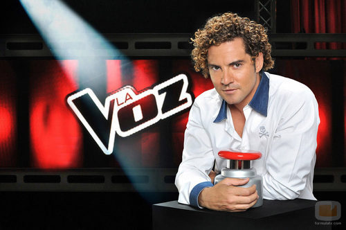 David Bisbal con el pulsador de la segunda edición de 'La Voz'