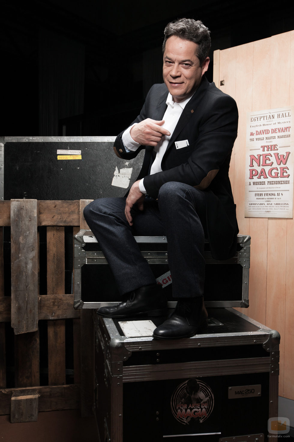 Jorge Sanz saca una carta de su chaqueta en 'Por arte de magia'