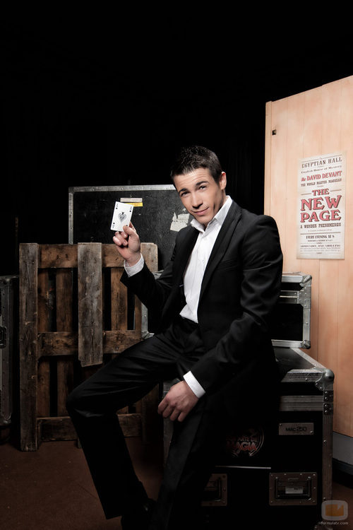 Juan José Ballesta muestra un as de su baraja mágica en 'Por arte de magia'