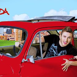 David Castillo conduce un coche rojo en 'Aída'