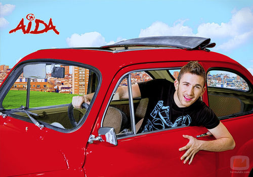 David Castillo conduce un coche rojo en 'Aída'
