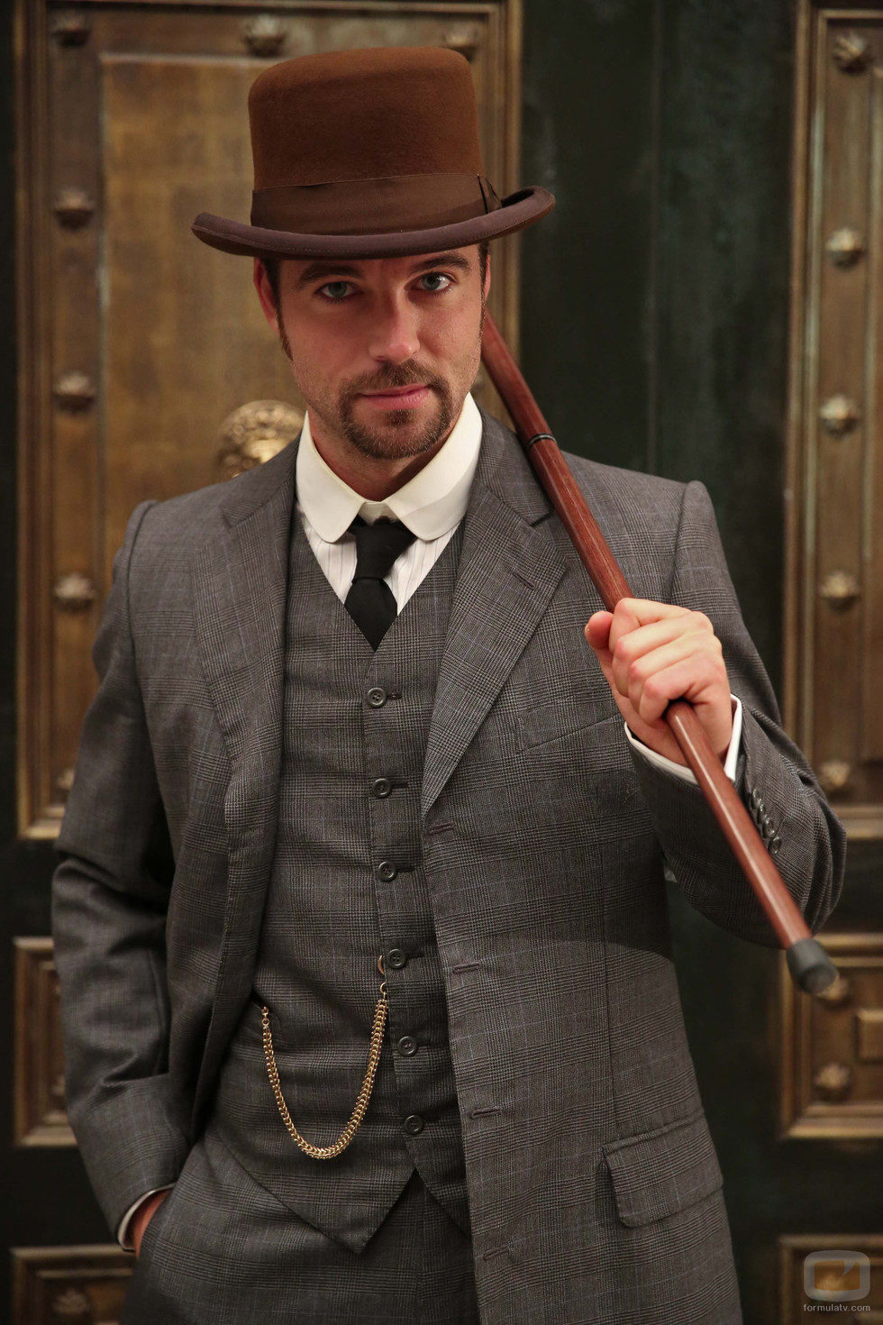 Carles Francino como Víctor Ros