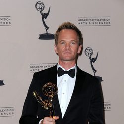 Neil Patrick Harris posa con un premio Emmy