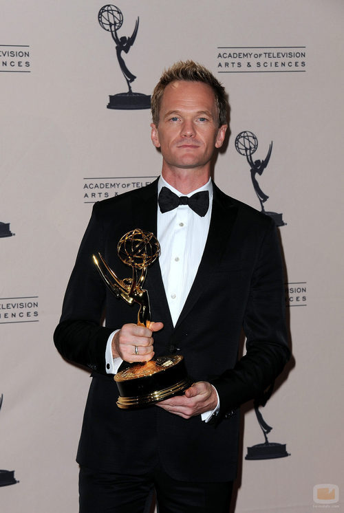 Neil Patrick Harris posa con un premio Emmy