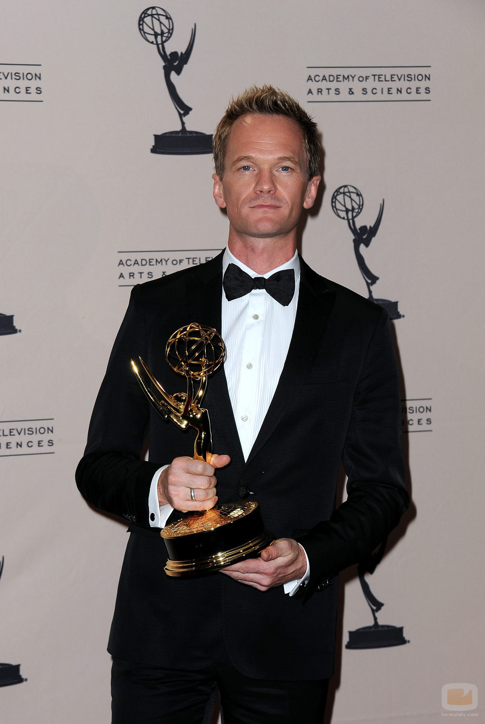 Neil Patrick Harris posa con un premio Emmy