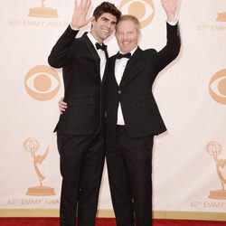 Justin Mikita y Jesse Tyler Ferguson en la alfombra roja de los Emmy 2013