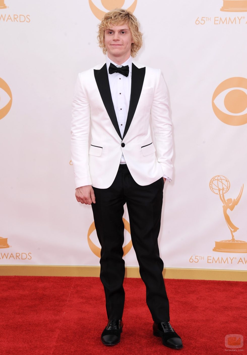 Evan Peters en la alfombra roja de los Emmy 2013