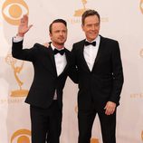 Aaron Paul y Bryan Cranston en la alfombra roja de los Emmy 2013