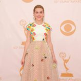 Kiernan Shipka en la alfombra roja de los Emmy 2013