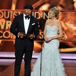 LL Cool J y Malin Akerman en los Emmy 2013