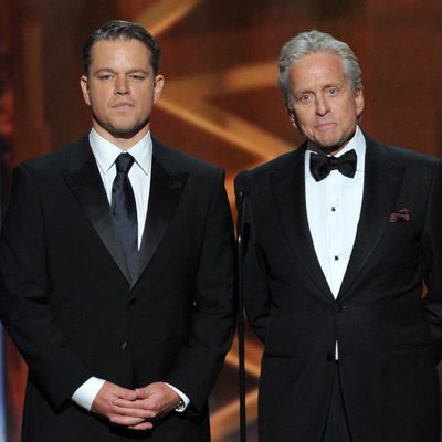 Matt Damon y Michael Douglas en los Emmy 2013