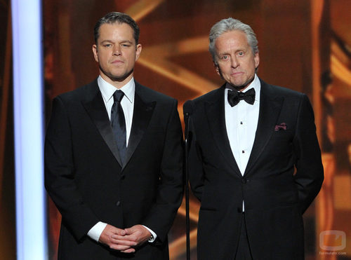 Matt Damon y Michael Douglas en los Emmy 2013