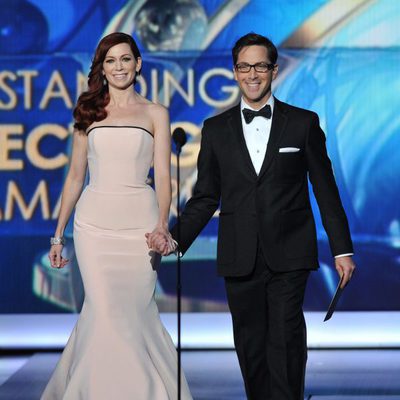 Carrie Preston y Dan Bucatinsky en los Emmy 2013