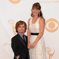 Peter Dinklage y Erica Schmidt en la alfombra roja de los Emmy 2013