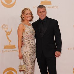 Andrea Anders y Matt Leblanc en la alfombra roja de los Emmy 2013