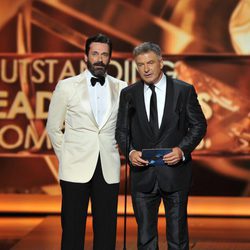 Jon Hamm y Alec Baldwin en los Emmy 2013