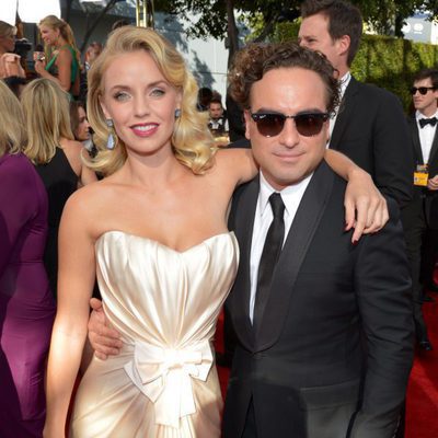 Kelli Garner y Johnny Galecki en la alfombra roja de los Emmy 2013