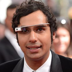 Kunal Nayyar con las Google Glass en la alfombra roja de los Emmy 2013