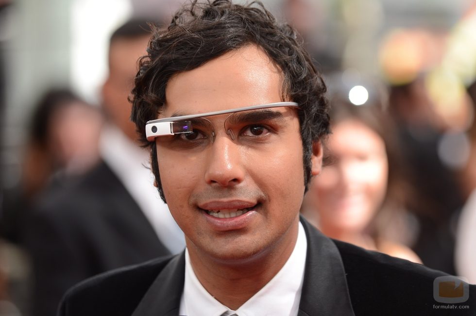 Kunal Nayyar con las Google Glass en la alfombra roja de los Emmy 2013
