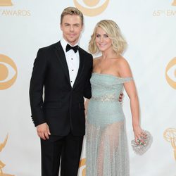 Derek Hough y Julianne Hough en la alfombra roja de los Emmy 2013