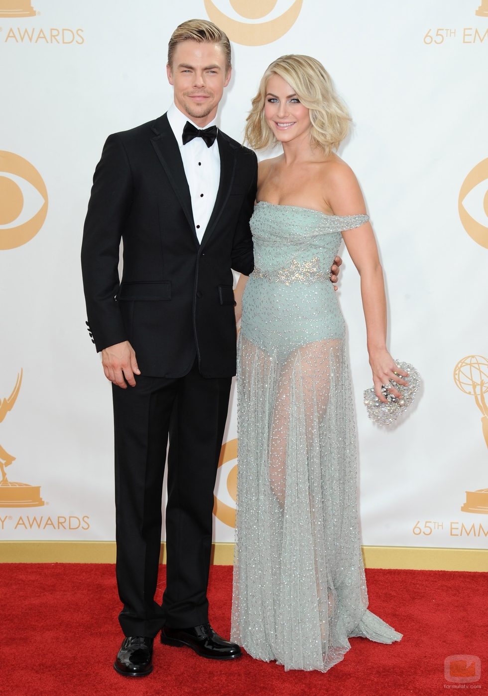Derek Hough y Julianne Hough en la alfombra roja de los Emmy 2013