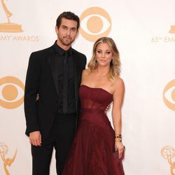 Ryan Sweeting y Kaley Cuoco en la alfombra roja de los Emmy 2013