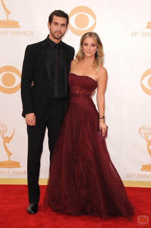 Ryan Sweeting y Kaley Cuoco en la alfombra roja de los Emmy 2013