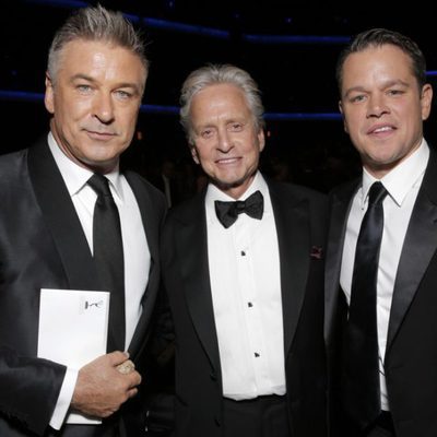 Alec Baldwin, Michael Douglas y Matt Damon en los Emmy 2013