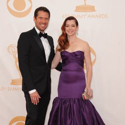 Alexis Denisof y Alyson Hannigan en la alfombra roja de los Emmy 2013