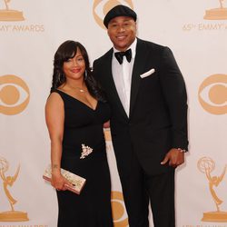 Simone Johnson y LL Cool J en la alfombra roja de los Emmy 2013