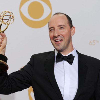 Tony Hale con su Emmy 2013 al Mejor actor secundario de comedia
