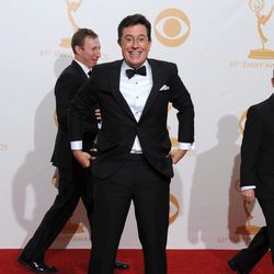 Stephen Colbert posa con dos Emmy 2013