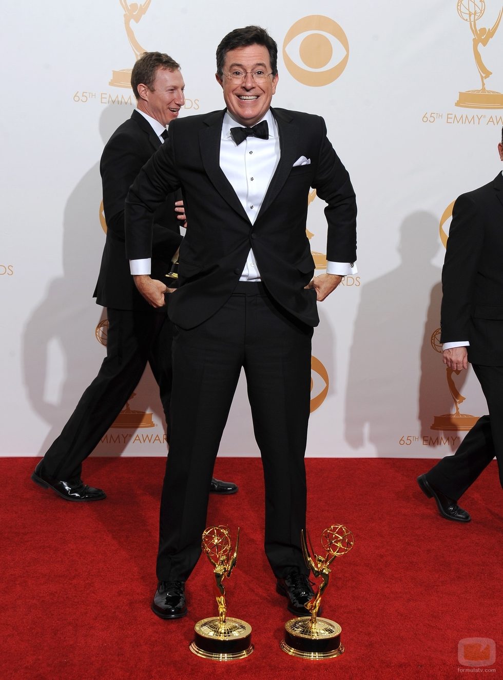 Stephen Colbert posa con dos Emmy 2013