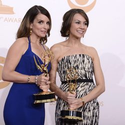 Tina Fey posa con el Emmy 2013 al Mejor guion en comedia