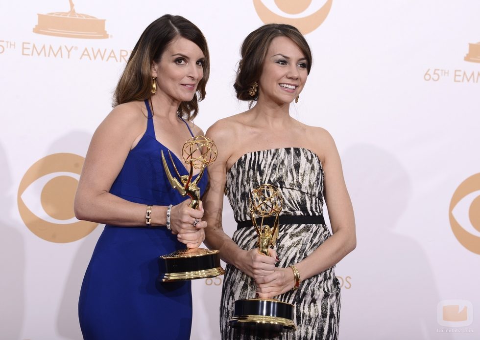 Tina Fey posa con el Emmy 2013 al Mejor guion en comedia